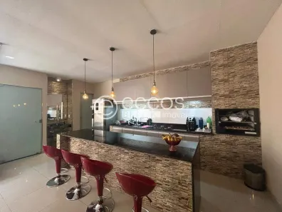 Casa com 3 Quartos à venda, 217m² no Jardim Patrícia, Uberlândia