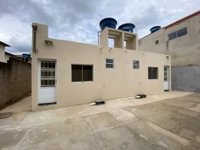 Casa com 2 Quartos para alugar, 60m² no Bandeirinhas, Betim