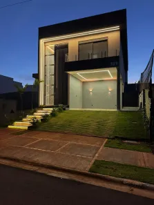 Sobrado com 4 Quartos à venda, 219m² no Granja Marileusa, Uberlândia
