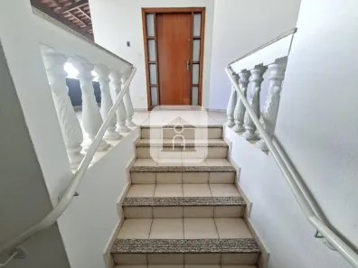 Sobrado com 4 Quartos para alugar, 250m² no Santa Mônica, Uberlândia