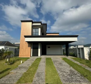 Casa com 4 Quartos para alugar, 225m² no Santa Regina, Camboriú