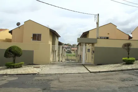 Casa de Condomínio com 3 Quartos para alugar, 101m² no Xaxim, Curitiba