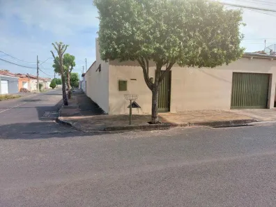 Casa com 5 Quartos à venda, 225m² no Luizote de Freitas, Uberlândia