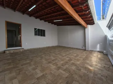 Casa com 3 Quartos para alugar, 130m² no Santa Mônica, Uberlândia