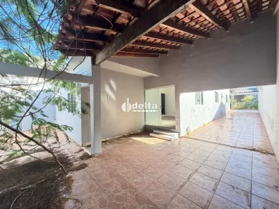 Casa com 7 Quartos para alugar, 304m² no Cidade Jardim, Uberlândia