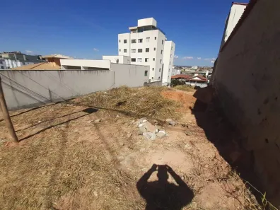 à venda, 360m² no Arvoredo 2ª Seção, Contagem