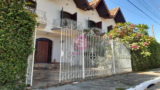 Sobrado com 4 Quartos à venda, 337m² no Jardim Siesta, Jacareí