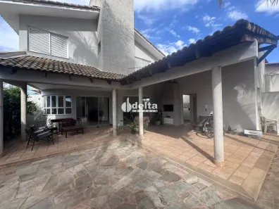 Casa com 4 Quartos à venda, 305m² no Jardim Karaíba, Uberlândia