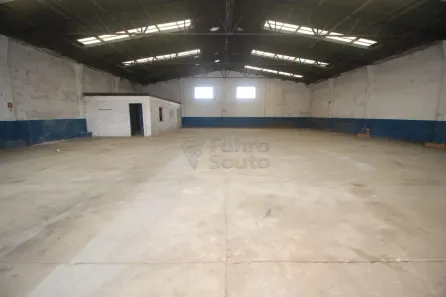 Prédio Comercial para alugar, 572m² no Três Vendas, Pelotas