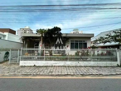 Casa com 3 Quartos para alugar, 194m² no Barreiros, São José
