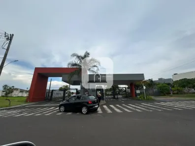 Casa de Condomínio com 3 Quartos para alugar, 100m² no Aclimação, Uberlândia