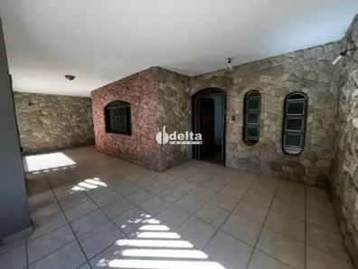 Casa com 3 Quartos para alugar, 253m² no Nossa Senhora Aparecida, Uberlândia