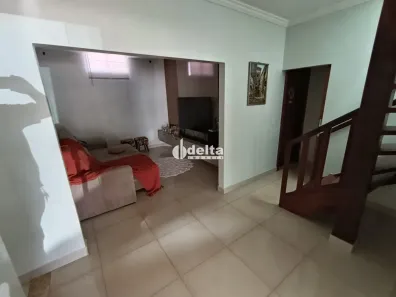 Casa com 3 Quartos para alugar, 200m² no Shopping Park, Uberlândia