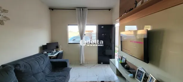 Casa com 2 Quartos para alugar, 90m² no Jardim Holanda, Uberlândia