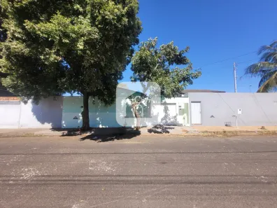 Casa com 2 Quartos para alugar, 50m² no Jardim Ipanema, Uberlândia