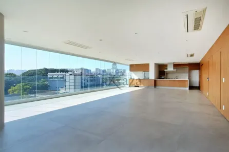 Apartamento com 3 Quartos para alugar, 233m² no Moema, São Paulo