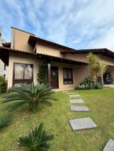 Sobrado com 3 Quartos à venda, 230m² no Bom Retiro, Joinville