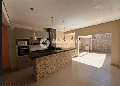 Casa com 3 Quartos para alugar, 220m² no Laranjeiras, Uberlândia