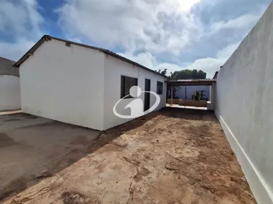 Casa com 2 Quartos para alugar, 90m² no São Jorge, Uberlândia