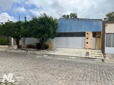 Casa com 4 Quartos à venda, 240m² no Candelária, Natal