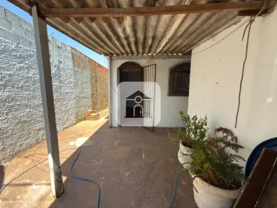 Casa com 2 Quartos para alugar, 100m² no Conjunto Alvorada, Uberlândia