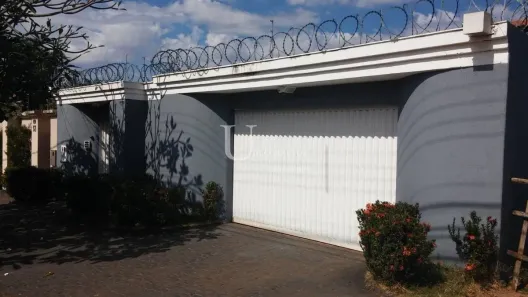 Casa com 3 Quartos para alugar, 220m² no Cidade Jardim, Uberlândia