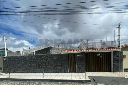Casa com 4 Quartos à venda, 240m² no Candelária, Natal