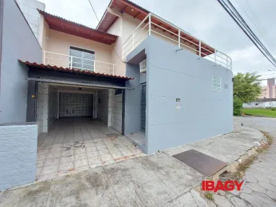 Casa com 3 Quartos para alugar, 250m² no Forquilhinha, São José