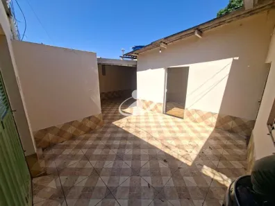 Casa com 2 Quartos para alugar, 70m² no Presidente Roosevelt, Uberlândia
