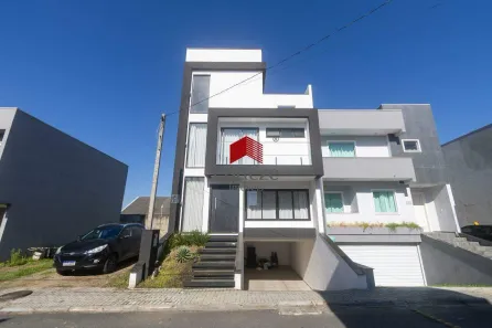 Sobrado com 4 Quartos à venda, 217m² no Pinheirinho, Curitiba