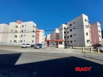 Apartamento com 2 Quartos para alugar, 47m² no Barreiros, São José