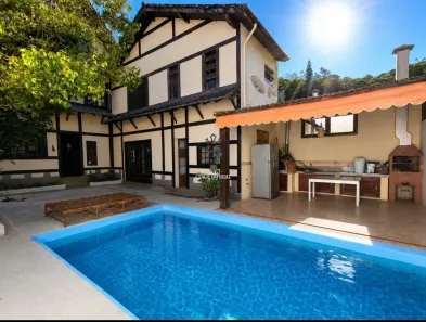 Casa com 3 Quartos à venda, 327m² no Valparaíso, Petrópolis