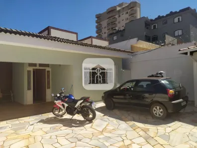 Casa com 4 Quartos para alugar, 360m² no Fundinho, Uberlândia