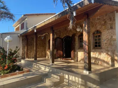 Casa com 3 Quartos para alugar, 201m² no Jardim América, Taubaté