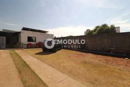 Casa com 2 Quartos para alugar, 103m² no Jardim Holanda, Uberlândia
