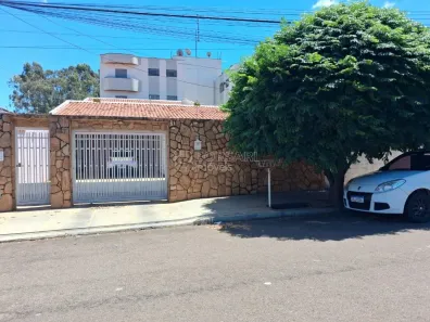Casa com 3 Quartos para alugar, 184m² no Jardim Pinheiros (Vila Xavier), Araraquara