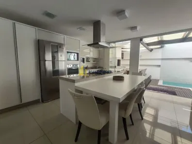 Casa com 3 Quartos para alugar, 228m² no Centro, Balneário Camboriú