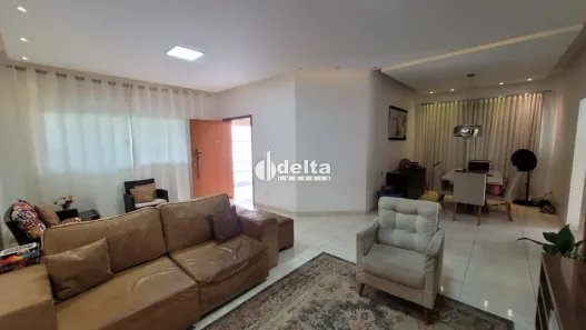 Casa com 3 Quartos à venda, 177m² no Jardim Patrícia, Uberlândia