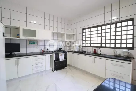 Casa com 4 Quartos para alugar, 100m² no Morada da Colina, Uberlândia