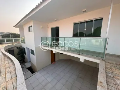 Casa com 4 Quartos para alugar, 300m² no Martins, Uberlândia