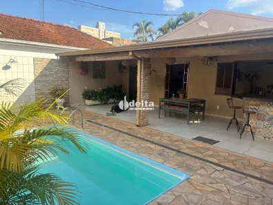 Casa com 6 Quartos à venda, 400m² no Bom Jesus, Uberlândia