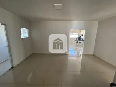 Casa com 3 Quartos para alugar, 130m² no Osvaldo Rezende, Uberlândia