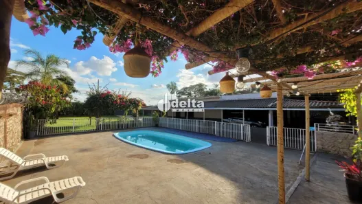 Fazenda/Sítio com 4 Quartos à venda, 565m² no Morada dos Pássaros, Uberlândia
