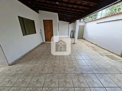 Casa com 3 Quartos para alugar, 180m² no Cidade Jardim, Uberlândia