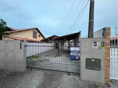 Casa com 2 Quartos para alugar, 80m² no Carianos, Florianópolis
