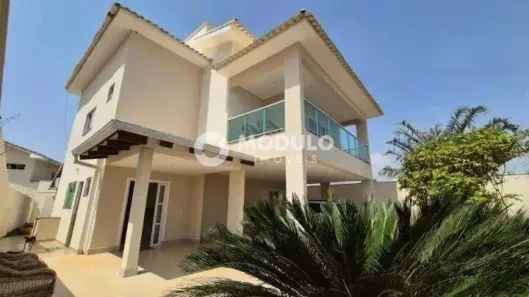 Casa com 3 Quartos para alugar, 320m² no Jardim Inconfidência, Uberlândia