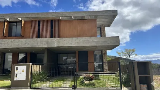 Casa com 3 Quartos para alugar, 208m² no Rio Tavares, Florianópolis