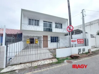 Casa com 2 Quartos para alugar, 65m² no Kobrasol, São José