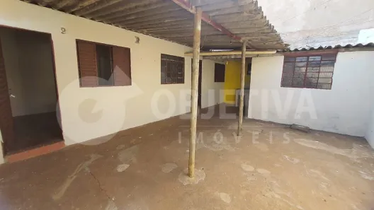Casa com 2 Quartos para alugar, 40m² no São Jorge, Uberlândia