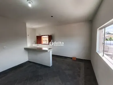 Casa com 6 Quartos para alugar, 180m² no Dona Zulmira, Uberlândia